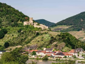 Spitz mit der Ruine Hinterhaus, © Donau NÖ Tourismus/Robert Herbst