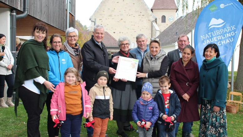 v.l.n.r.: 
Roswitha Frühwirth (Kindergartenleiterin), Ricarda Gattringer (Naturpark Jauerling-Wachau), Cornelia Kassil (Naturparke NÖ), NÖ-Landtagsabgeordneter Anton Kasser in Vertretung der Landeshauptfrau Johanna Mikl-Leitner, Claudia Kubelka (Verband Naturparke Österreich), Bgm. Johannes Höfinger, Landesrat Susanne Rosenkranz, Vizebürgermeister Günter Schneider, Naturpark-Geschäftsführerin Mathilde Stallegger, Kindergarten-Inspektorin Gabriele Holzer, Kinder des Kindergartens Raxendorf-Heiligenblut
, © Bettina Kirchberger