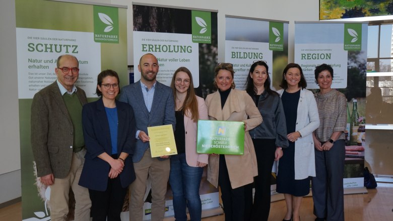 Bildbeschreibung: 1. Reihe vlnr: Bürgermeister Andreas Nunzer (Spitz/Donau), Ricarda Gattringer (Naturpark Jauerling-Wachau), Direktor Philipp Thalhammer (MS Spitz), Vera Riesenhuber (MS Spitz), LR Susanne Rosenkranz, Ute Zechner-Gjeci (Bildungsdirektion NÖ), Labg. Doris Schmidl in Vertretung von Landeshauptfrau Johanna Mikl-Leitner, Geschäftsführerin Jasmine Bachmann (Verein Naturparke NÖ)