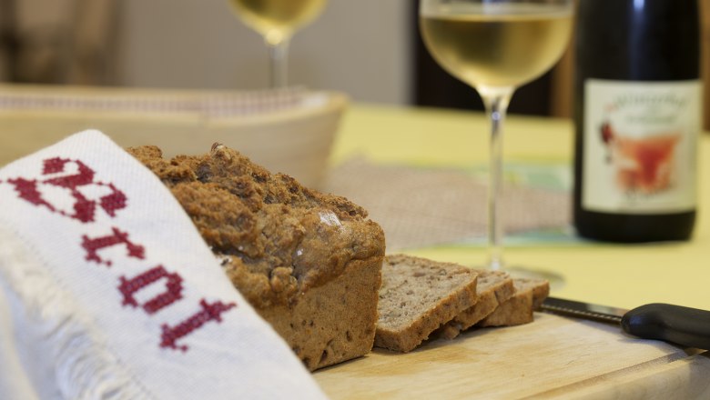 Bei Brot Wein verkosten am Bio-Winzerhof Kellermandl, © Monika Loeff