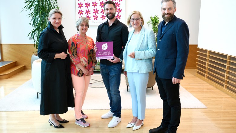 LR Susanne Rosenkranz, Gabriela Orosel (GF Naturpark Purkersdorf), Clemens Putz (Wienerwaldgasthaus Klugmayer, Naturpark Purkersdorf), LH Johanna Mikl-Leitner, Florian Schublach (Obmann-Stv. Verein Naturparke NÖ), © NLK Pfeiffer