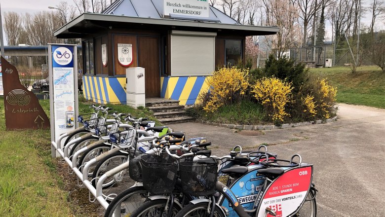 Fahrradverleihstation vor einem Infohäuschen in Emmersdorf, umgeben von Natur., © Donau NÖ Tourismus GmbH