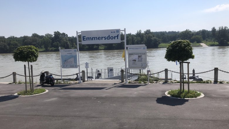 Anlegestelle Emmersdorf an der Donau mit Hinweisschildern und Bäumen., © Donau NÖ Tourismus GmbH