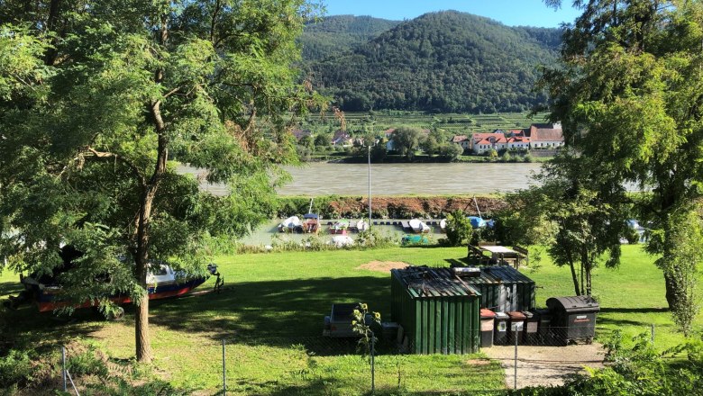 Grüne Landschaft mit Fluss, Bäumen und Hügeln im Hintergrund., © Donau NÖ Tourismus