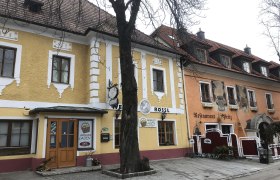 Historische Gebäude mit Restaurant und Hotel in einer Stadtstraße., © Donau NÖ