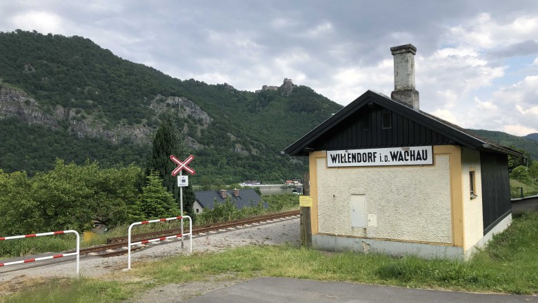 Kleines Bahnhofsgebäude in Willendorf in der Wachau, umgeben von Bergen., © Donau NÖ Tourismus