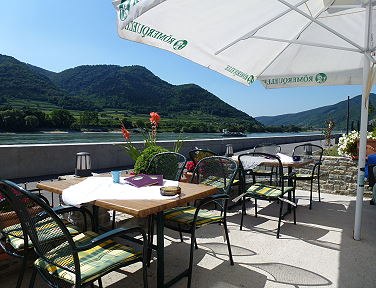 Gastgarten mit Aussicht auf die Donau, © Fam. Pichler