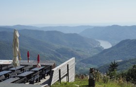 Aussichtspunkt mit Tischen, Blick auf Fluss und bewaldete Hügel., © Donau NÖ/JMZ