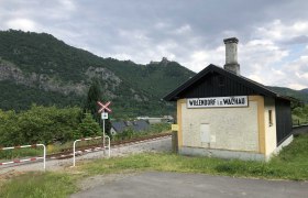 Kleines Bahnhofsgebäude in Willendorf in der Wachau, umgeben von Bergen., © Donau NÖ Tourismus