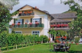 Charmantes Landhaus mit blühenden Balkonen und gepflegtem Garten., © Machhörndl