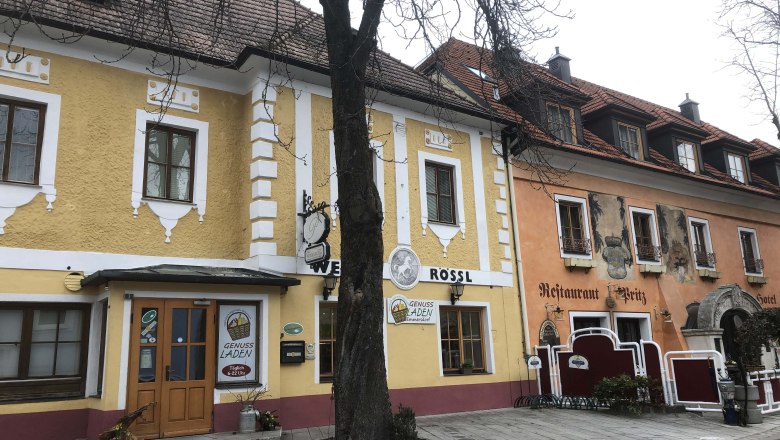 Historische Gebäude mit Restaurant und Hotel in einer Stadtstraße., © Donau NÖ