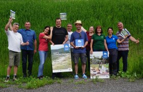 Von links nach rechts Landschaftsökologe und Autor Reinhard Kraus, Naturparkproduzenten Karl Sommer, Sabrina und Markus Riegler, Manfred Mayer, Friedrich Auer, Gertraud Wilhelm und Inge Zisser, Naturparkgeschäftsführerin Mathilde Stallegger und Naturparkobmann Edmund Binder, © npjw