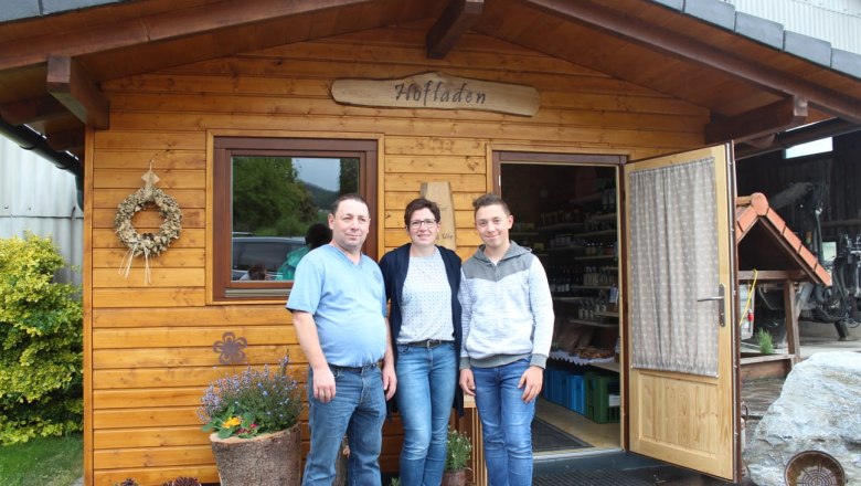 Karin Stadler mit Familie vor dem Selbstbedienungshofladen, © Milchhof Stadler