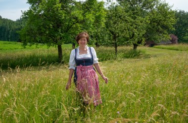 Inge Zisser in ihrer Wiese, © Gerda Jäggi