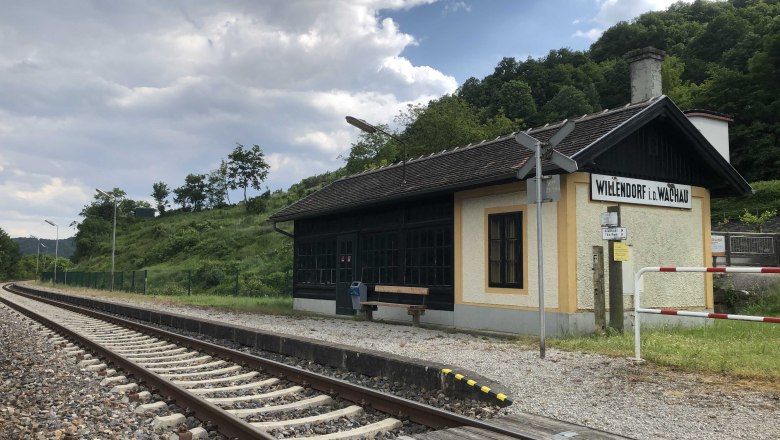 Kleiner Bahnhof in Willendorf in der Wachau, umgeben von grüner Landschaft., © Donau NÖ Tourismus