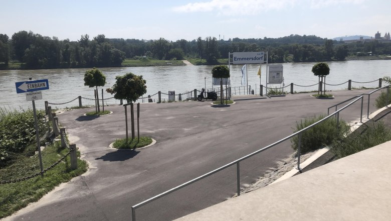 Fähranlegestelle Emmersdorf an der Donau mit Einbahnstraße und Bäumen., © Donau NÖ Tourismus GmbH