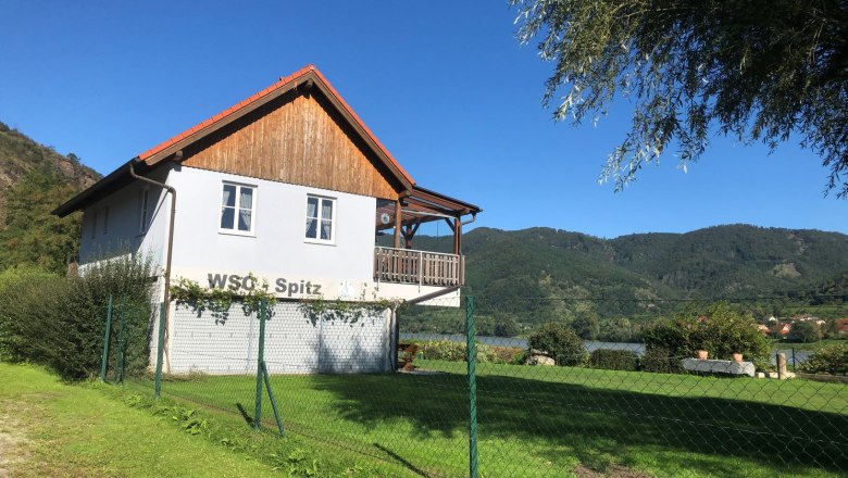 Haus mit Holzverkleidung, WSC Spitz, vor grüner Landschaft und Bergen., © Donau NÖ Tourismus