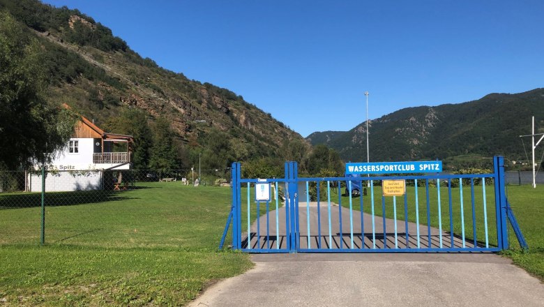 Eingangstor zum Wassersportclub Spitz vor bewaldeten Hügeln., © Donau NÖ Tourismus