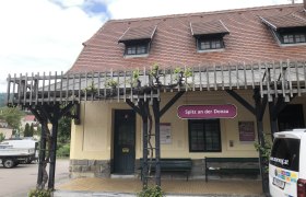 Bahnhof Spitz an der Donau mit Holzpergola und Fahrzeugen., © Donau NÖ Tourismus GmbH