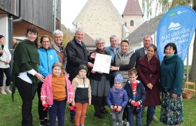 v.l.n.r.: 
Roswitha Frühwirth (Kindergartenleiterin), Ricarda Gattringer (Naturpark Jauerling-Wachau), Cornelia Kassil (Naturparke NÖ), NÖ-Landtagsabgeordneter Anton Kasser in Vertretung der Landeshauptfrau Johanna Mikl-Leitner, Claudia Kubelka (Verband Naturparke Österreich), Bgm. Johannes Höfinger, Landesrat Susanne Rosenkranz, Vizebürgermeister Günter Schneider, Naturpark-Geschäftsführerin Mathilde Stallegger, Kindergarten-Inspektorin Gabriele Holzer, Kinder des Kindergartens Raxendorf-Heiligenblut
, © Bettina Kirchberger