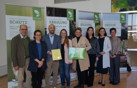 Bildbeschreibung: 1. Reihe vlnr: Bürgermeister Andreas Nunzer (Spitz/Donau), Ricarda Gattringer (Naturpark Jauerling-Wachau), Direktor Philipp Thalhammer (MS Spitz), Vera Riesenhuber (MS Spitz), LR Susanne Rosenkranz, Ute Zechner-Gjeci (Bildungsdirektion NÖ), Labg. Doris Schmidl in Vertretung von Landeshauptfrau Johanna Mikl-Leitner, Geschäftsführerin Jasmine Bachmann (Verein Naturparke NÖ)