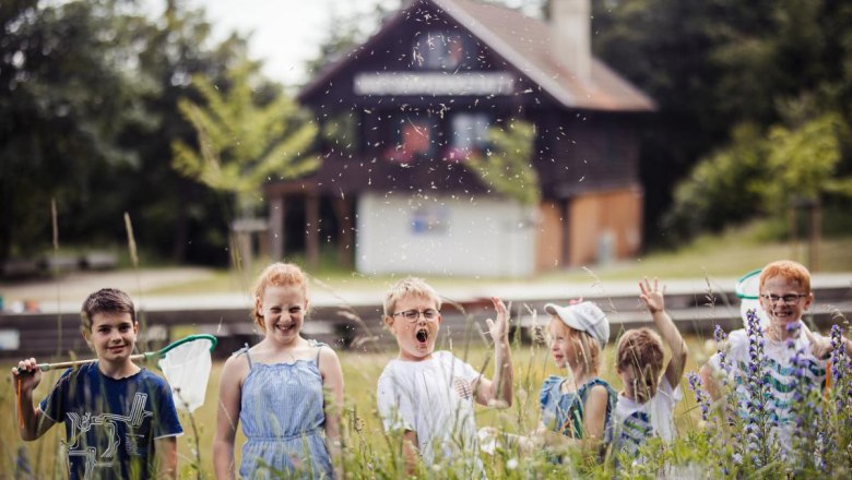 Kinder vor Naturwerkstatt, © Chris Laistler // Branding Brothers