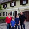 Familie Gebetsberger vor dem Weingut, © Gebetsberger