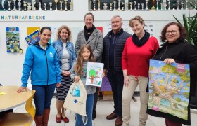 v.l.n.r. Mathilde Stallegger (Naturpark Geschäftsführung), Ruth Eder (Schulleitung), Anna Steinmair (Kuratorin Karikaturmuseum), Edmund Binder (Naturparkobmann), Vizebgm. Maria Denk, Tanja Münichsdorfer (Karikaturmuseum Krems) mit der Gewinnerin Hannah Gattinger., © npjw