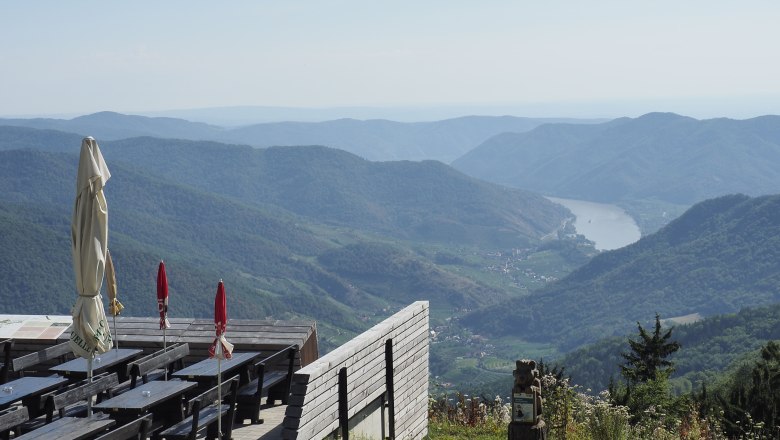 Aussichtspunkt mit Tischen, Blick auf Fluss und bewaldete Hügel., © Donau NÖ/JMZ