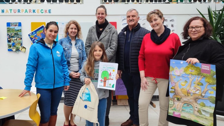 v.l.n.r. Mathilde Stallegger (Naturpark Geschäftsführung), Ruth Eder (Schulleitung), Anna Steinmair (Kuratorin Karikaturmuseum), Edmund Binder (Naturparkobmann), Vizebgm. Maria Denk, Tanja Münichsdorfer (Karikaturmuseum Krems) mit der Gewinnerin Hannah Gattinger., © npjw