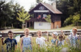 Kinder vor Naturwerkstatt, © Chris Laistler // Branding Brothers