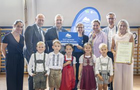 v.l.n.r.: 
Mathilde Stallegger (Geschäftsführerin Naturpark Jauerling-Wachau), Bgm. Richard Hochratner, Naturpark-Obmann Edmund Binder, Ricarda Gattringer (Naturpark Jauerling-Wachau), LR Susanne Rosenkranz, Nationalratsabgeordneter Georg Strasser in Vertretung von LH Johanna Mikl-Leitner, Schulleiterin Eva Fahrngruber
Mit Schülern und Schülerinnen der Volksschule Emmersdorf, © Foto Plutsch