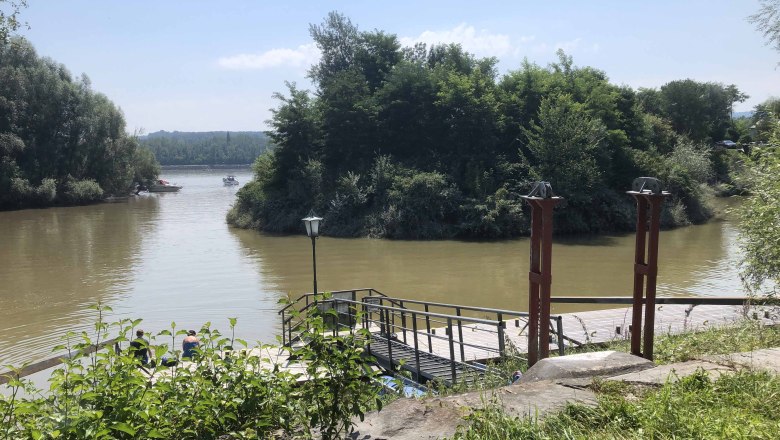 Flusslandschaft mit Anlegestelle und üppiger Vegetation im Sommer., © Donau NÖ Tourismus GmbH