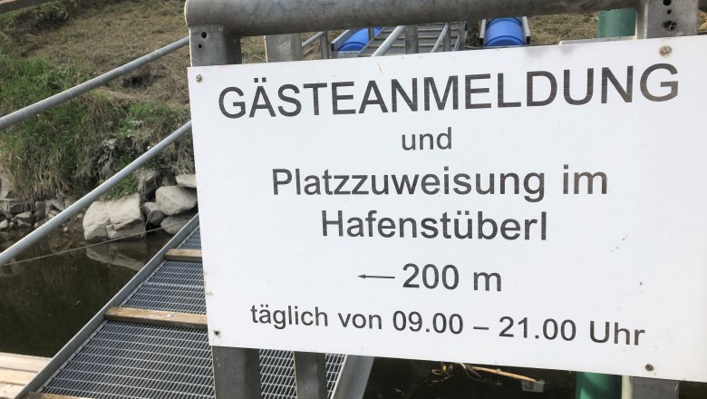 Schild zur Gästeanmeldung und Platzzuweisung im Hafenstüberl, 200 m entfernt., © Donau NÖ Tourismus GmbH