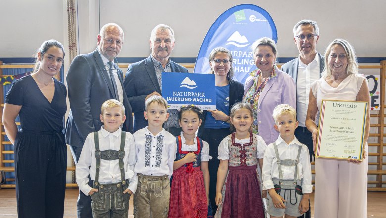 v.l.n.r.: 
Mathilde Stallegger (Geschäftsführerin Naturpark Jauerling-Wachau), Bgm. Richard Hochratner, Naturpark-Obmann Edmund Binder, Ricarda Gattringer (Naturpark Jauerling-Wachau), LR Susanne Rosenkranz, Nationalratsabgeordneter Georg Strasser in Vertretung von LH Johanna Mikl-Leitner, Schulleiterin Eva Fahrngruber
Mit Schülern und Schülerinnen der Volksschule Emmersdorf, © Foto Plutsch