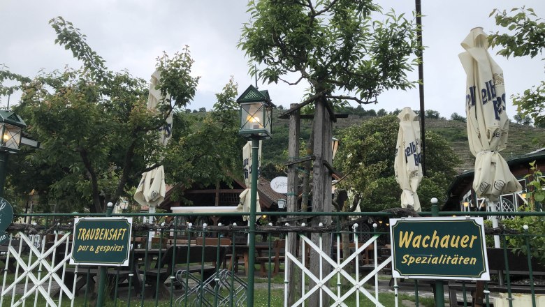 Gartenlokal mit Schildern für Traubensaft und Wachauer Spezialitäten., © Donau Nö Tourismus GmbH