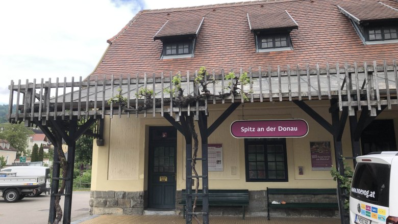 Bahnhof Spitz an der Donau mit Holzpergola und Fahrzeugen., © Donau NÖ Tourismus GmbH